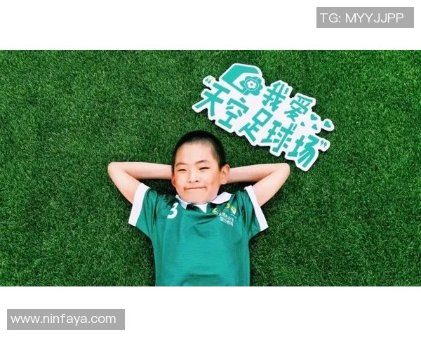 在滚动的天空中追逐梦想足球明星们的激情与荣耀之路